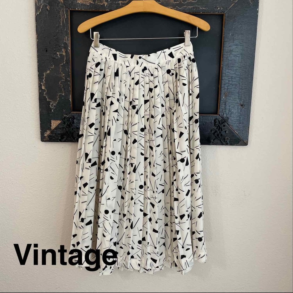 Vintage 1980’s Chaus Geometric White/Black A-line Midi Pleated Skirt